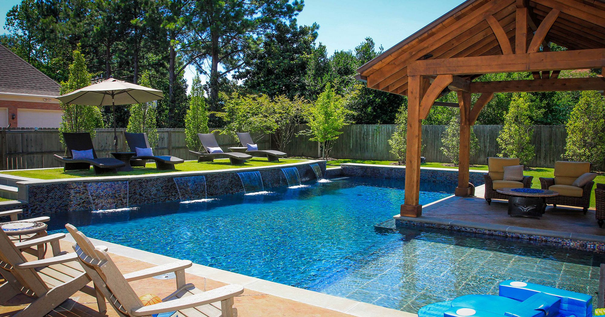 Chic Backyard Swimming Pool Design