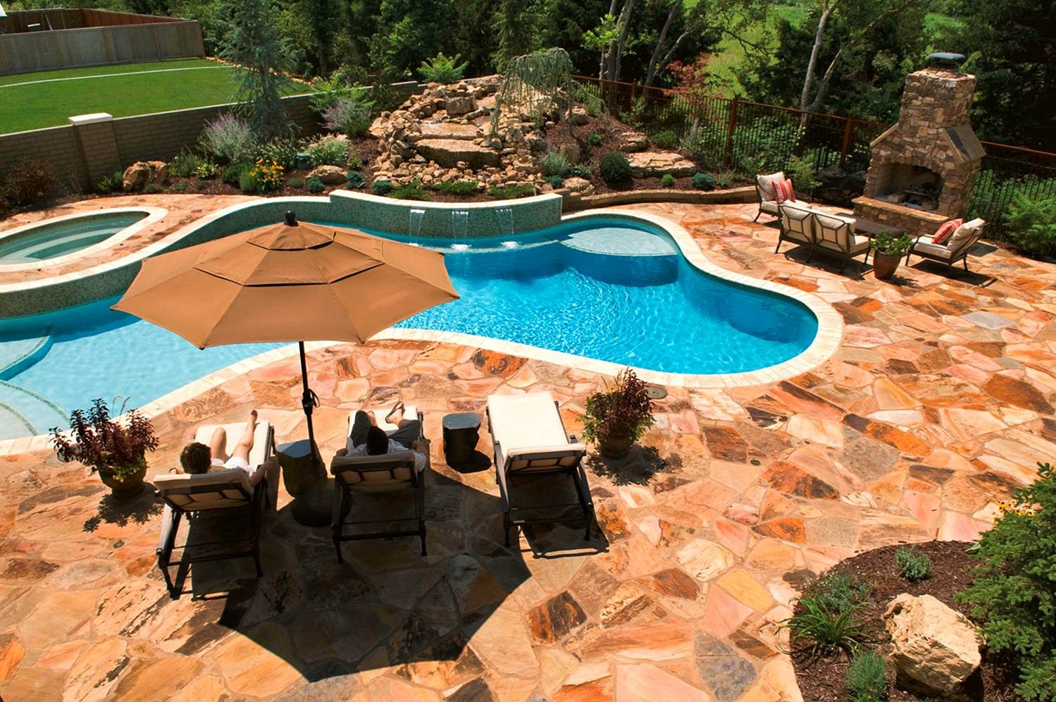 Cozy Backyard Swimming Pool Design