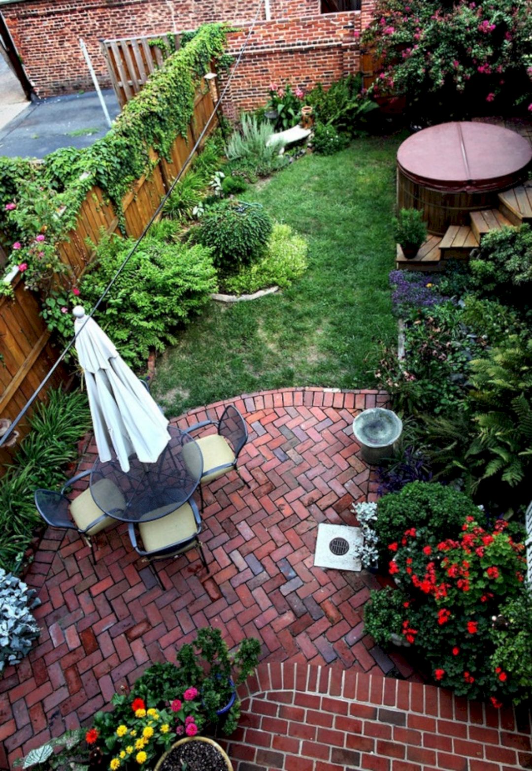 Small Backyard Patio Landscaping Ideas (Small Backyard ...