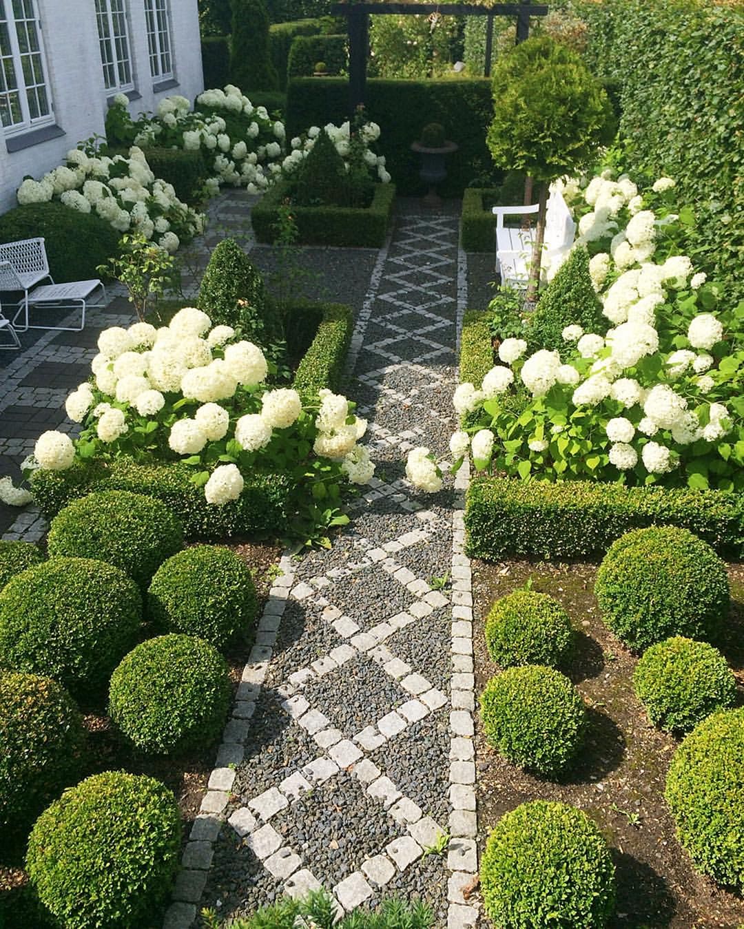 Cool And Beautiful Garden Path For Front Yard