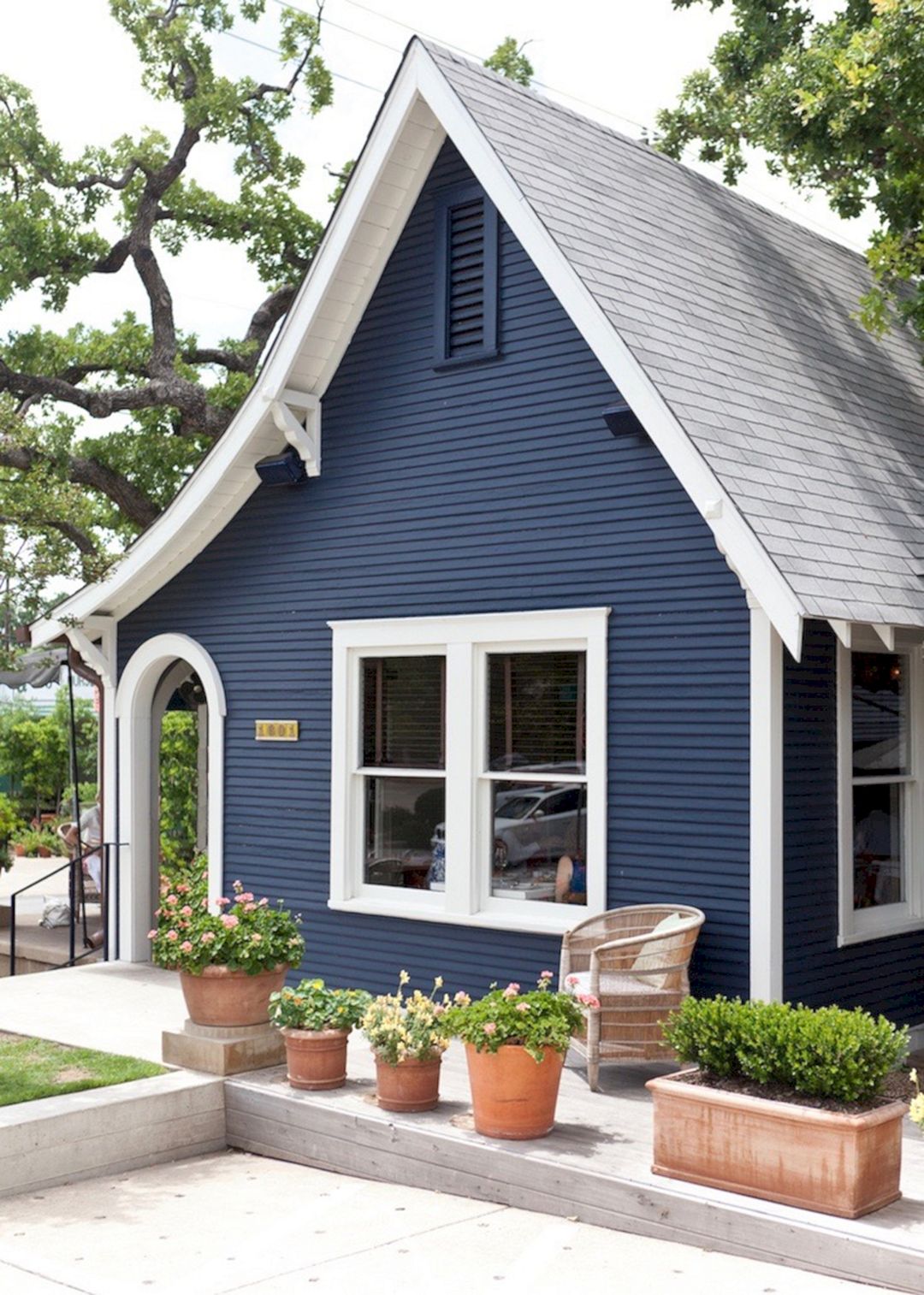 35 Beautiful Navy Blue And White Ideas For Home Exterior Color