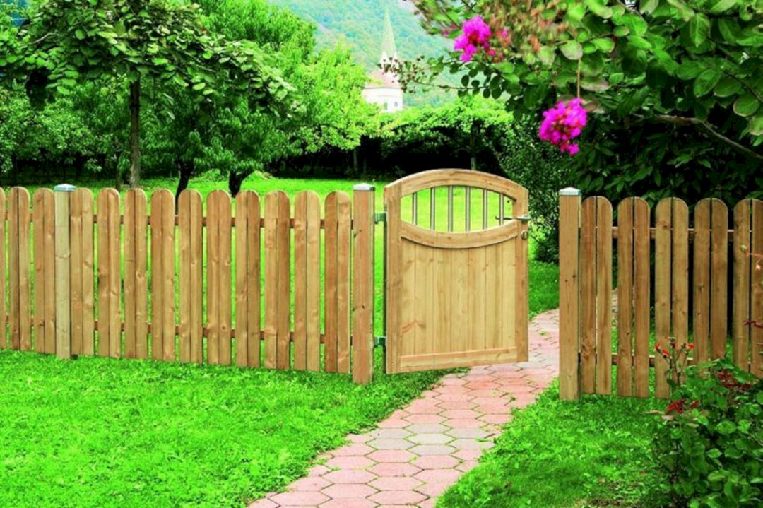 Wooden Backyard Fence Design 23