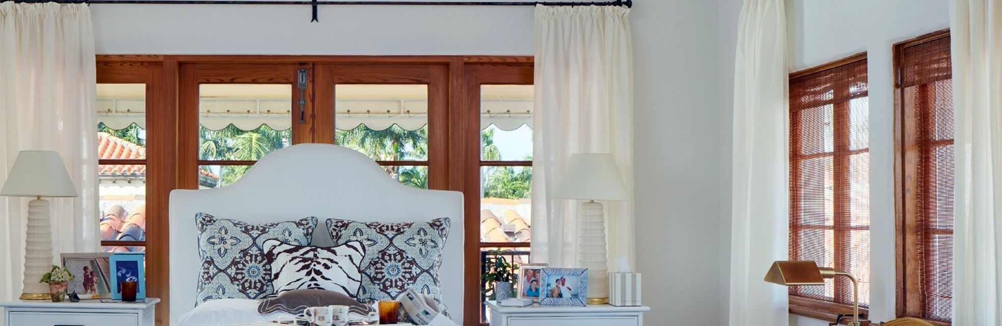Coastal Bedroom Design With Wide Windows And Door Openings