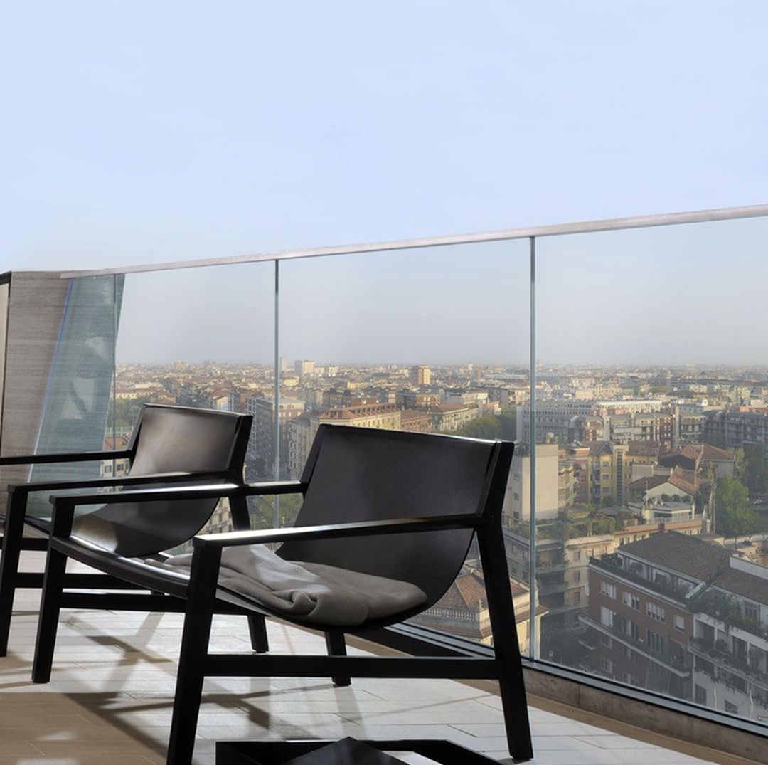Railing Glass In Modern Balcony Design
