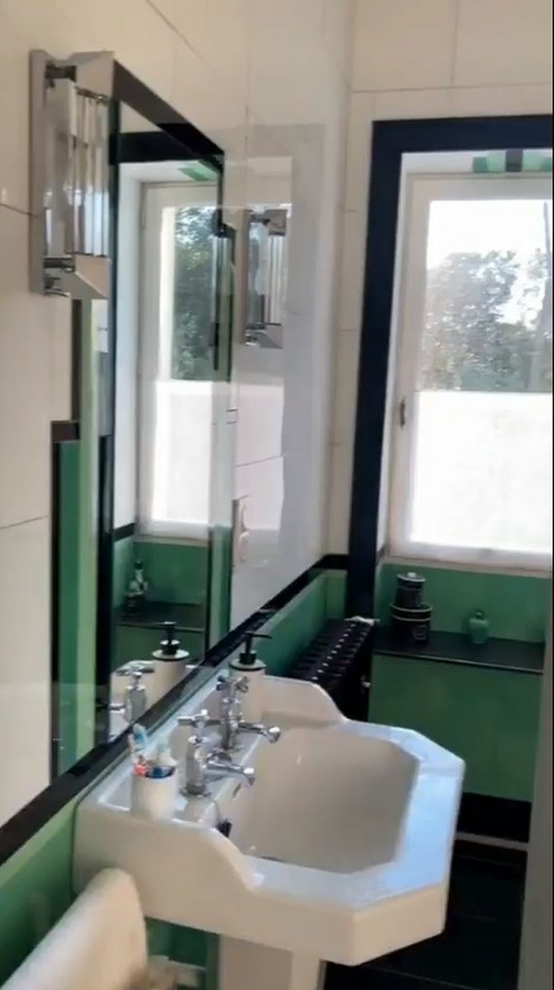 Art Deco Bathroom Desain With Green And White Color