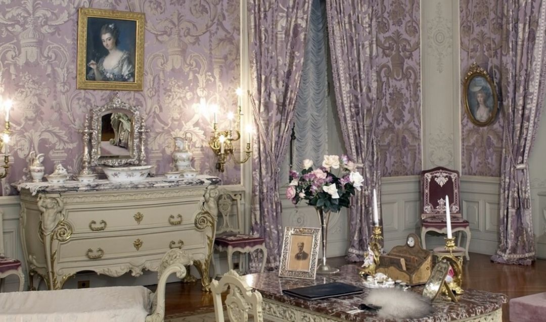 Decoration Patterns In Rococo Style Bedroom