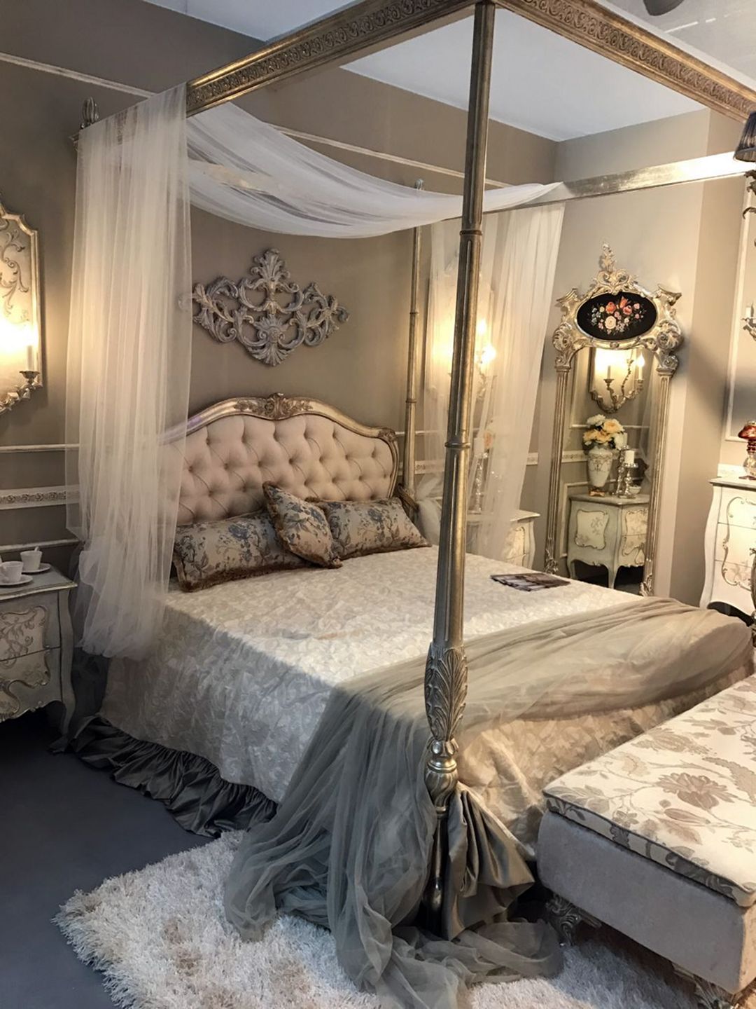 Large Canopy Bed For A Baroque Bedroom From Homedit